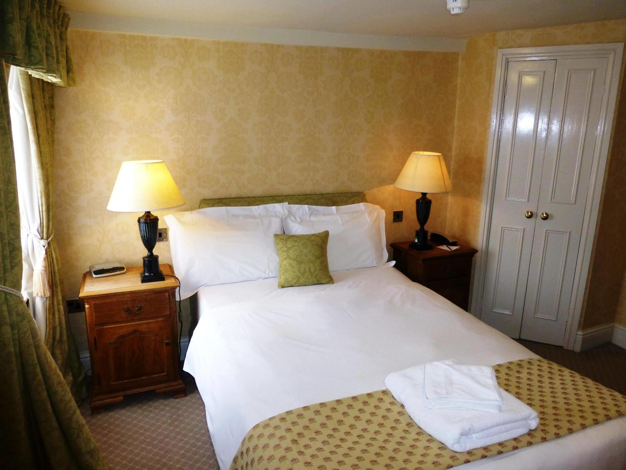 The Bear Hotel Devizes Eksteriør billede